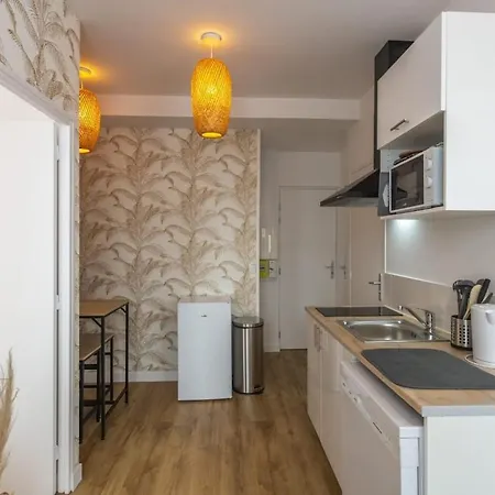 Ideally Located Close To Train Daire